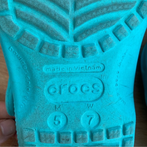 Crocs M5/W7 Classic Clog with permanent Jibbitz and 2 extra - Picture 7 of 14